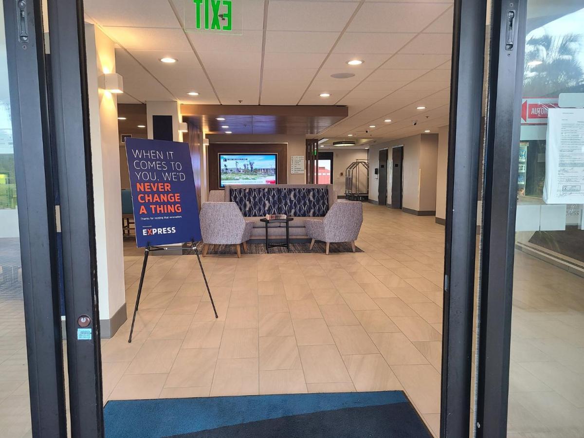 Holiday Inn Express Fort Lauderdale North - Executive Airport By Ihg Exterior foto