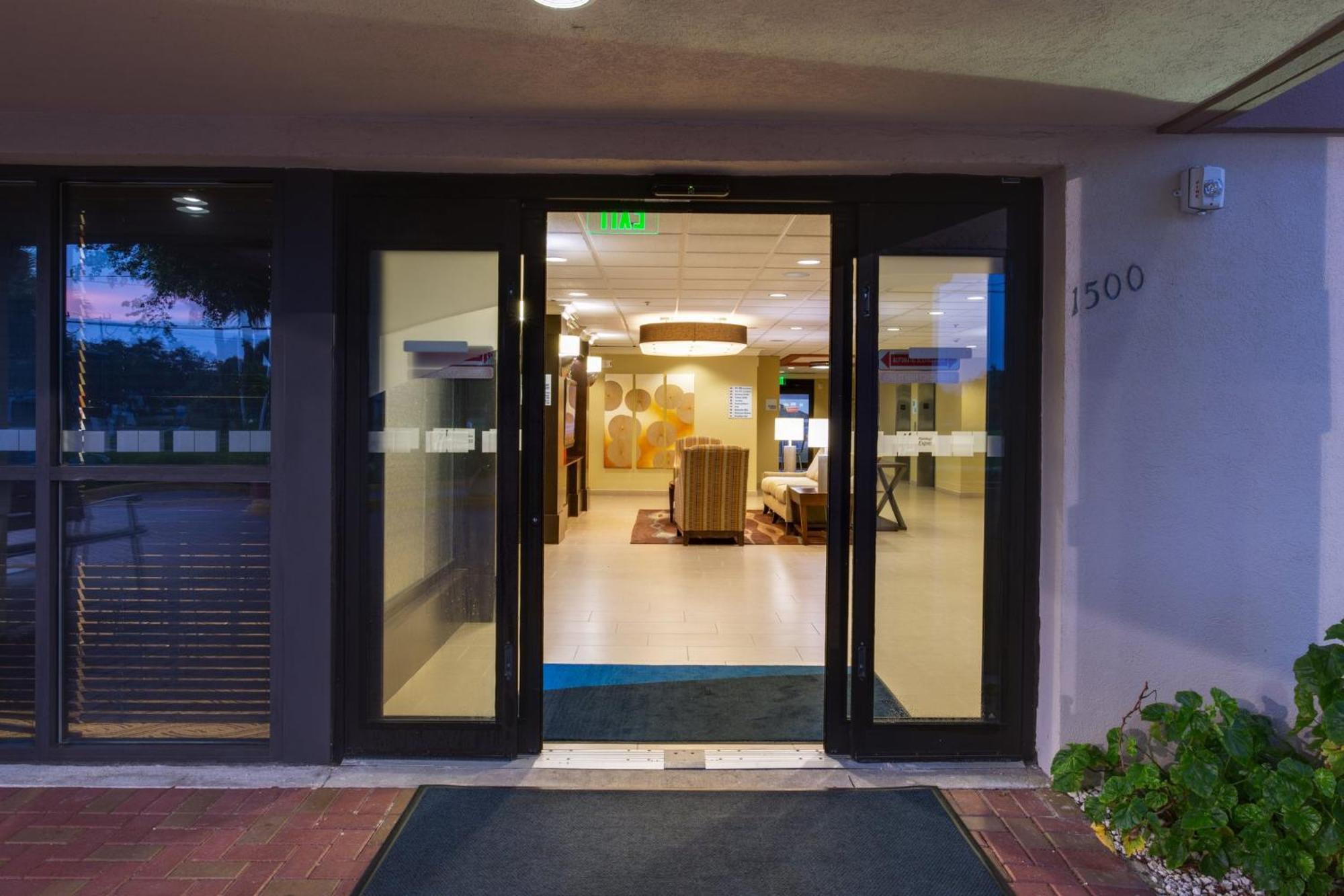 Holiday Inn Express Fort Lauderdale North - Executive Airport By Ihg Exterior foto